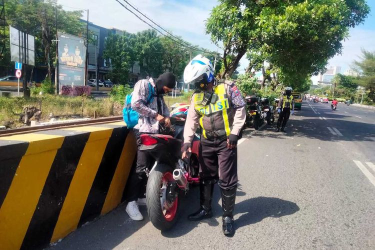 Penindakan pelanggaran lalu lintas di Surabaya
