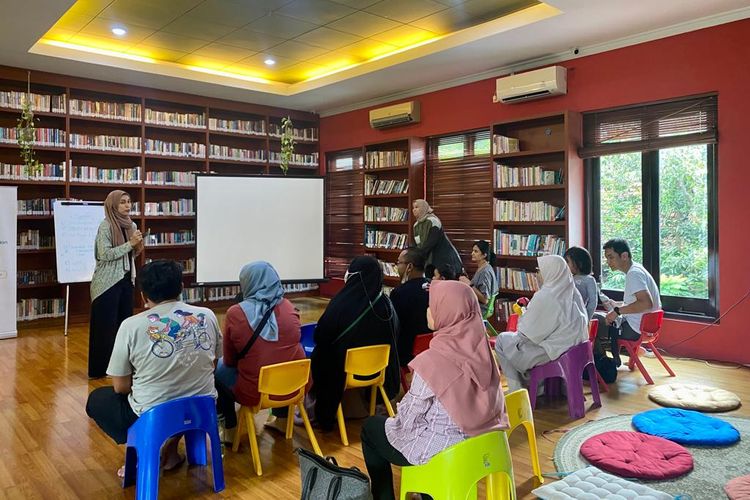 Program kegiatan di perpustakaan Rimba Baca, Cilandak, Jakarta. 