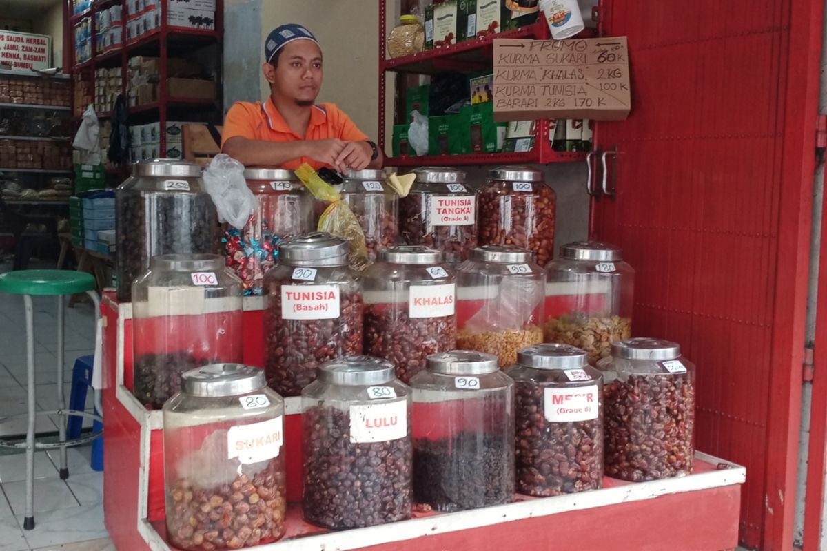 Toko Amanah yang menjual kurma berada di Jalan Piere Kapten Tendean, Kota Malang, Jawa Timur. 