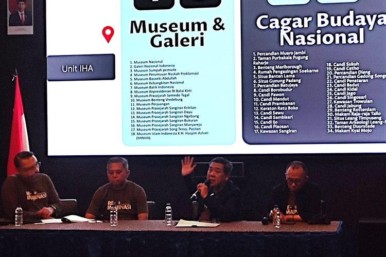 PAPARAN: Plt. Kepala Indonesian Heritage Agency, Ahmad Mahendra (pegang mic) didampingi Sekretaris Direktorat Jenderal Kebudayaan Kemendikbudristek Fitra Ardha (kanan) dan Kepala Unit Museum Benteng Vredeburg M Rosyid (kiri) saat memberikan paparan soal apa itu Indonesia Heritage Agency di kawasan Museum Benteng Vredeburg, Yogyakarta, Kamis (16/5/2024).