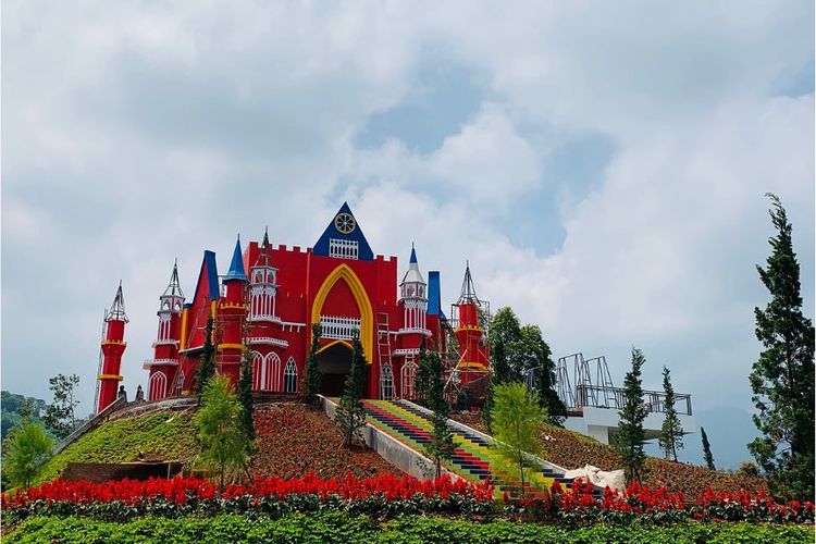 Bangunan kastil di Florawisata D'Castello Ciater, Subang