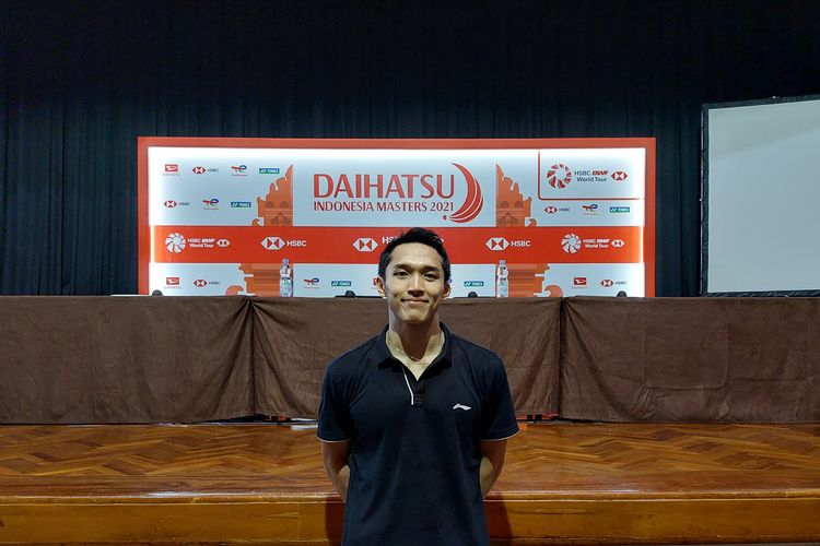 Jonatan Christie setelah diwawancara usai menang pada babak 32 besar Indonesia Masters 2021 di Bali International Convention Centre, Rabu (17/11/2021).