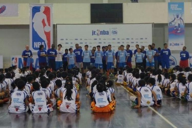 Para peserta cluster clinic Jr NBA Indonesia mendengarkan arahan dari tim pelatih pada sesi latihan siang di Intan Permata Hati (IPH) School, Surabaya, Jawa Timur, Sabtu (25/2/2017).