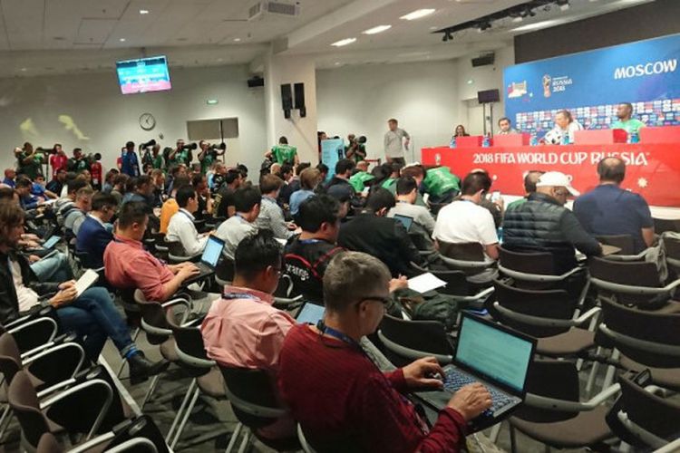 Suasana konferensi pers timnas Arab Saudi yang dihadiri pelatih Juan Antonio Pizzi di Stadion Luzhniki, Rabu (13/6/2018).
