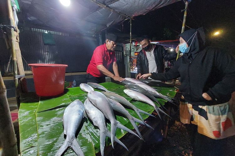 Diana (25) warga Duri Kosambi, mengaku sengaja datang bersama suami ke Pasar Malam Bandeng Rawa Belong untuk membeli ikan bandeng dengan kualitas terbaik. 