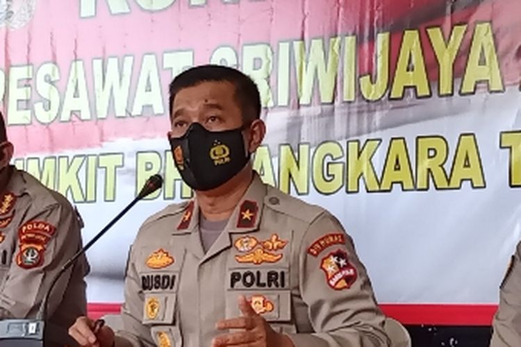 Kepala Biro Penerangan Masyarakat Divisi Humas (Karopenmas Divhumas) Polri Brigjen Rusdi Hartono (ketiga dari kiri) menyampaikan paparan terkait perkembangan terkini identifikasi korban di RS Polri Kramatjati, Jakarta Timur, Minggu (10/1/2021).