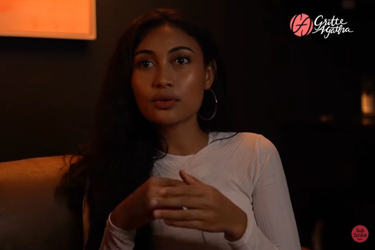 Penyanyi Wonderland Indonesia, Novia Bachmid, menceritakan pengalamannya menyanyikan video musik karya Alffy Rev itu kepada Gritte Agatha.