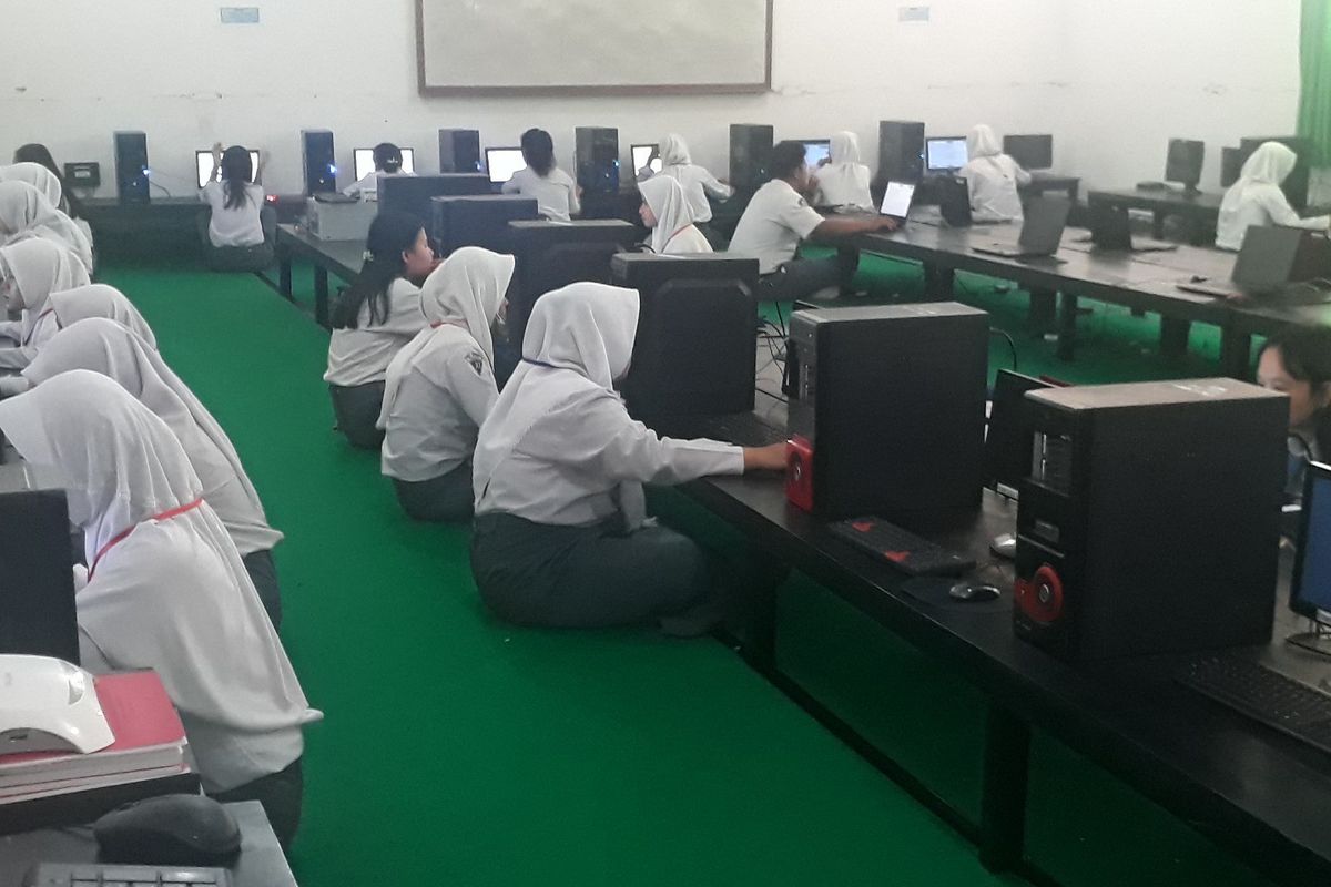 Para peserta UNBK dengan mata pelajaran Bahasa Indonesia di SMK Negeri I Palopo serius menghadapi ujian yang dianggap rumit, Senin (25/03/2019)