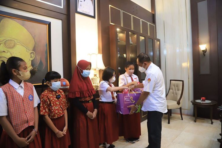 Wakil Wali Kota Surabaya Armuji memberikan beasiswa kepada pelajar SD Surabaya di Ruang Kerjanya, Lantai 2 Kantor Balai Kota Surabaya, Rabu (16/2/2022).