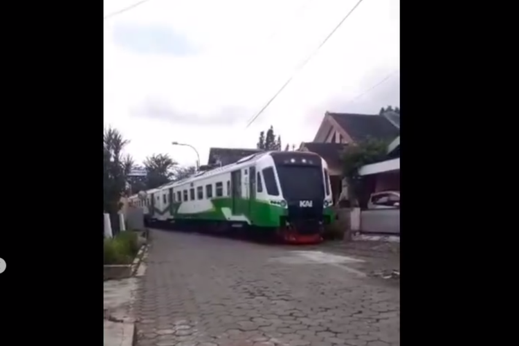 Tangkapan layar video kereta api lewati pemukiman warga di Yogyakarta.