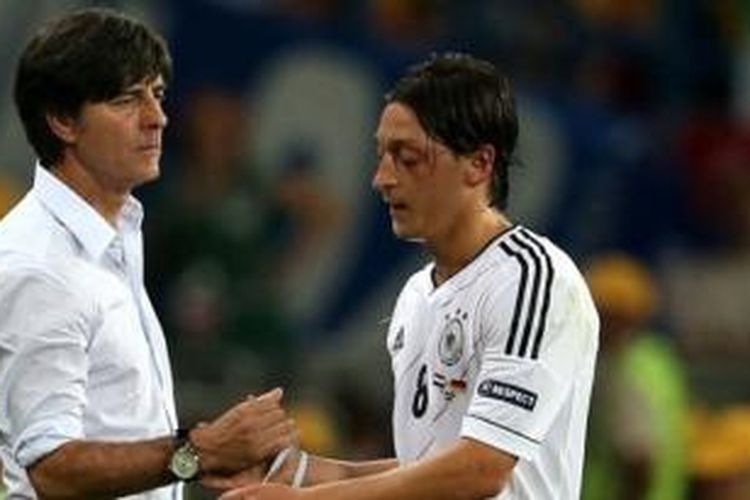 Pelatih Jerman, Joachim Loew (kiri) dan Mesut Oezil (kanan). 