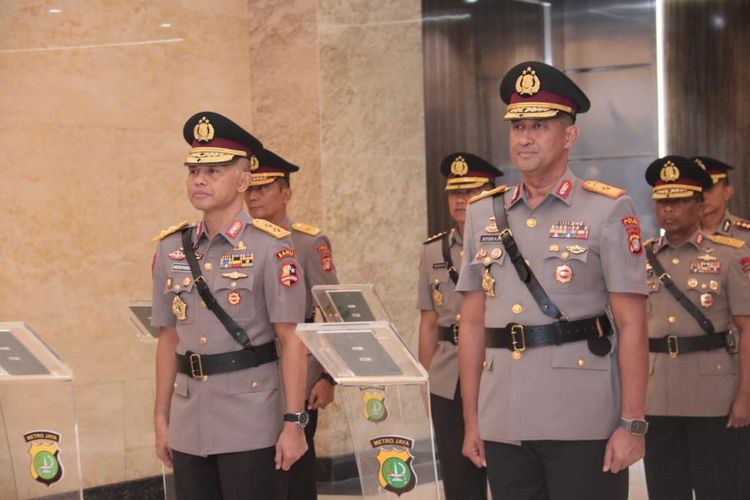 (Kiri ke Kanan) Irjen Pol Hendro Pandowo bersama Brigjen Suyudi saat prosesi serah terima jabatan Wakapolda Metro Jaya. 