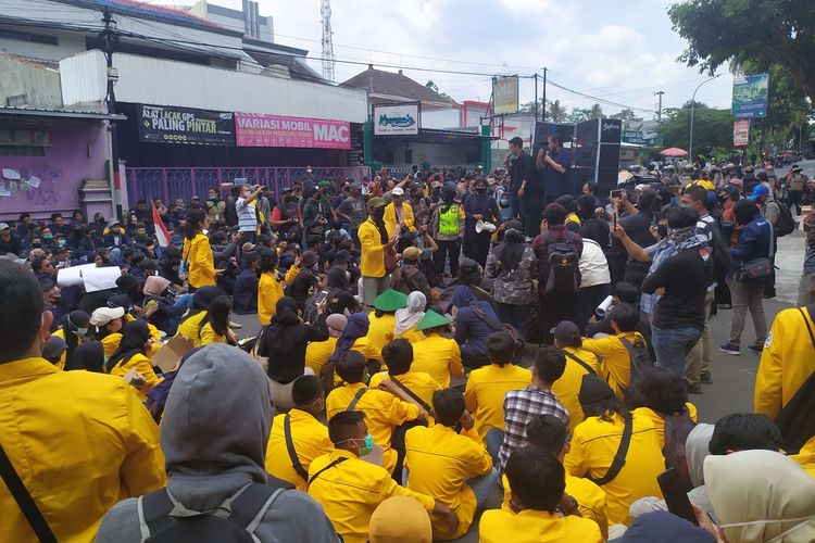 Aksi unjuk rasa penolakan UU Cipta Kerja di depan kantor DPRD Kota Magelang, Selasa (13/10/2020).