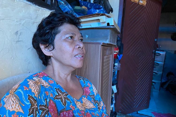 Diana Lian (56) ibunda MJ, pria yang tewas dibacok dalam tawuran di Pasar Gili, Jatipulo, Palmerah, Jakarta Barat saat ditemui di kediamannya, Jumat (24/3/2023). 