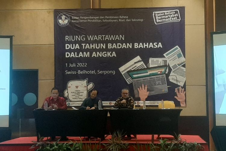 Kepala Badan Pengembangan dan Pembinaan Bahasa E. Aminudin Aziz (paling kanan) memberikan paparan dalam acara bertajuk ?Dua Tahun Kinerja Badan Bahasa?, Jumat (1/7/2022) di Serpong, Tangerang Selatan. 