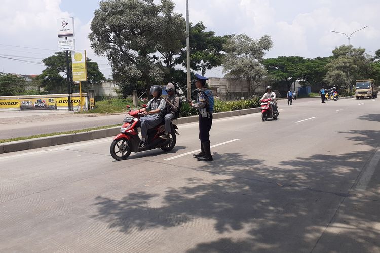 Ruas Jalan Aat-Rusli atau Jalan Lingkar Selatan di Kota Cilegon, Banten sebagai akses utama menuju Pelabuhan Ciwandan.