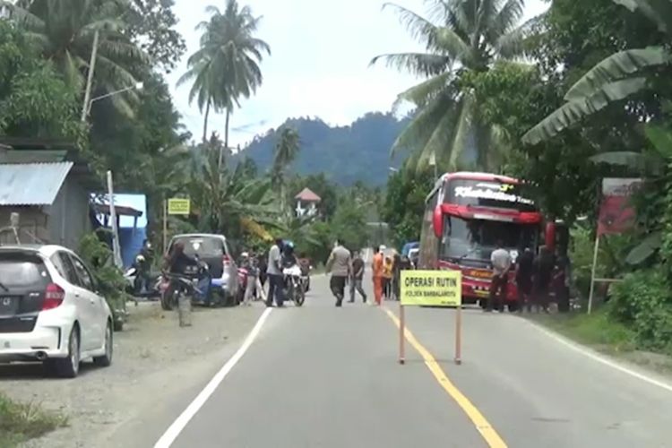 Pemerintah Kabupaten Pasangkayu, Sulawesi Barat, memperketat kawasannya yang berbatasan langsung dengan Sulawesi Tengah setelah kasus Covid-19 kembali meningkat.