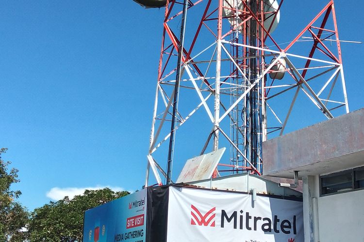 Site menara telekomunikasi atau BTS Mitratel di Bukit Tengah, Klungkung, Bali yang gunakan power hybrid dengan penambahan solar panel. 