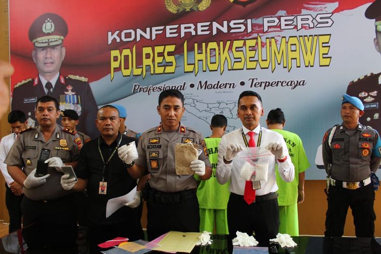 Polisi memperlihatkan dua tersangka dan sabu-sabu seberat 2 ons di Mapolres Lhokseumawe, Rabu (3/2/2020)