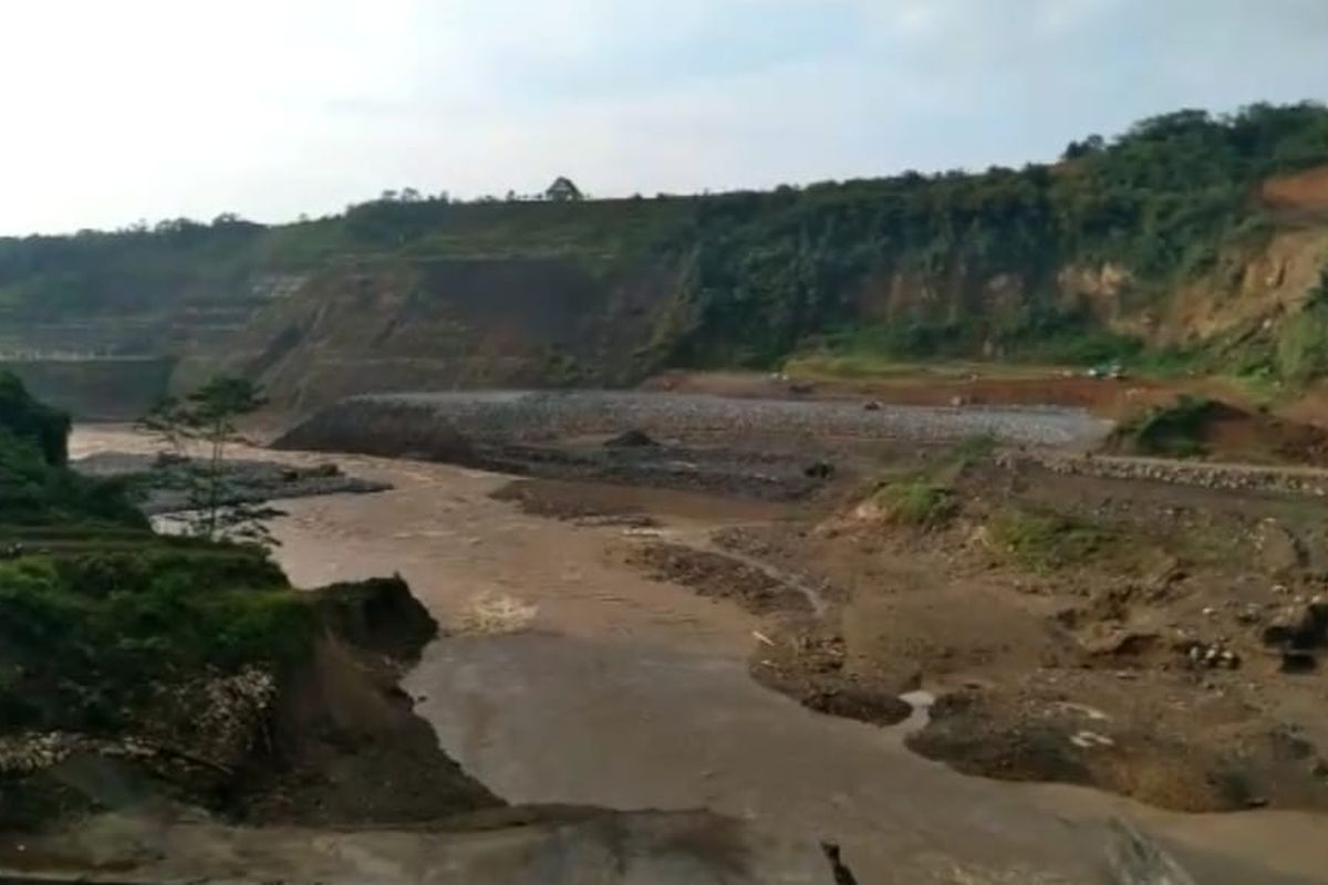 Lokasi longsor akibat luapan air usai hujan deras menyebabkan motor dan alat berat hanyut terbawa arus sungai di Proyek Nasional Bendungan Leuwikeris, Cineam, Kabupaten Tasikmalaya, Jawa Barat, Senin (12/9/2022) pagi.