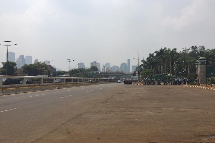 Jalan Depan Gedung DPR RI, Jalan Gatot Subroto, Jakarta Pusat, Jumat (27/9/2019).