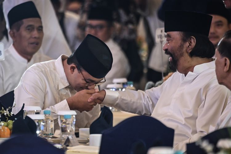 Ketua Umum DPP Partai Nasdem Surya Paloh (kanan) berjabat tangan dengan Gubernur DKI Jakarta periode 2017-2022 Anies Baswedan (kedua kiri) saat menghadiri acara buka puasa bersama Partai Nasdem di Jakarta, Kamis (19/2/2026). Partai Nasdem menggelar buka puasa bersama sebagai ajang silahturrahmi antar kader partai dan para tokoh nasional serta mengundang sebanyak 300 anak yatim. 