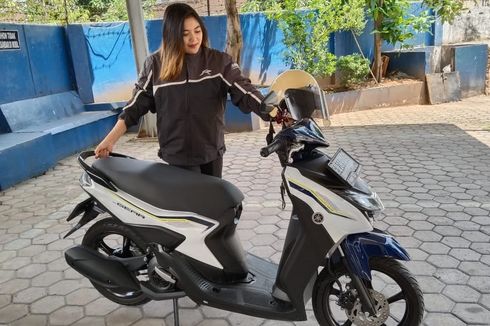 Wanita, Perhatikan Cara Menggunakan Standar Tengah Motor