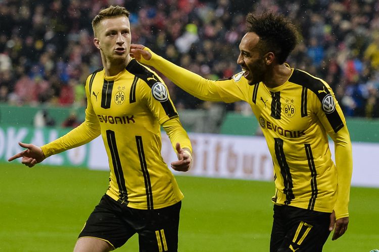 Penyerang Borussia Dortmund, Marco Reus (kiri), melakukan selebrasi bersama rekannya, Pierre-Emerick Aubameyang, usai mencetak gol ke gawang Bayern Muenchen dalam pertandingan semifinal DFB Pokal di Muenchen, Rabu (26/4/2017).