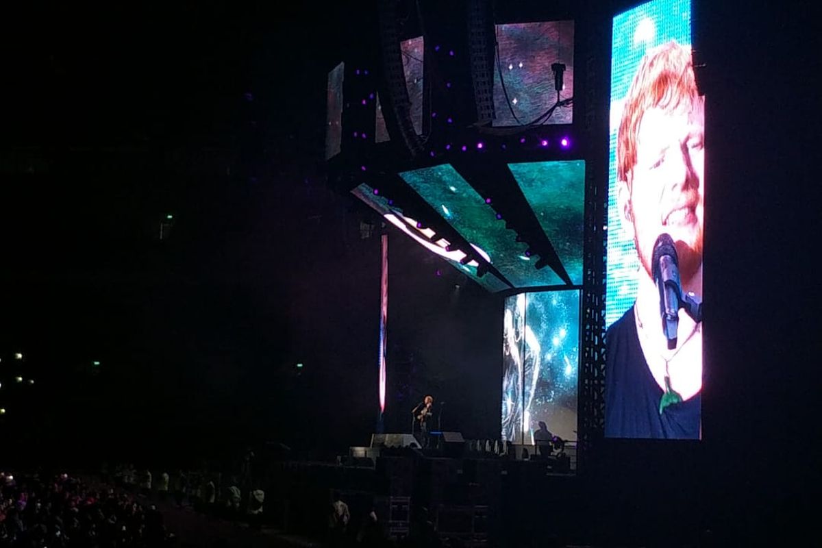 Ed Sheeran beraksi dalam Konser Divide World Tour 2019 yang digelar di Gelora Bung Karno, Senayan, Jakarta Pusat, pada Jumat (3/5/2019).