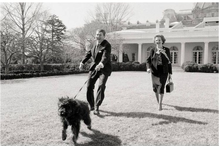 Presiden Ronald Reagan dan Perdana Menteri Inggris Margaret Thatcher mengajak anjingnya bernama Lucky di halaman Gedung Putih