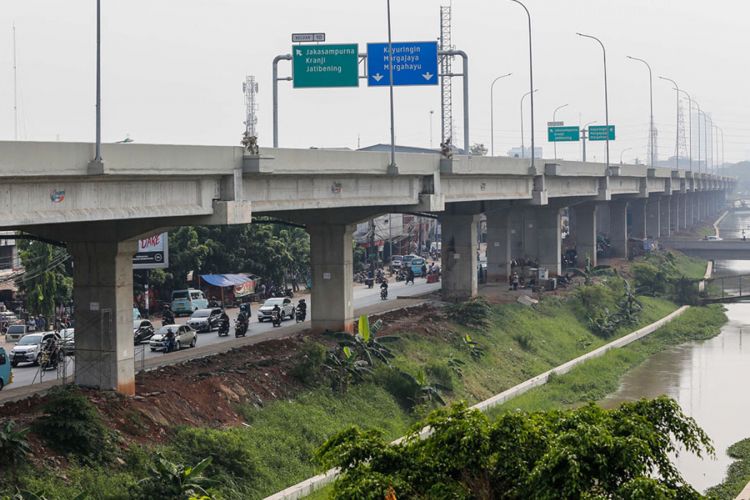 Suasana ruas jalan tol Bekasi-Cawang-Kampung Melayu (Becakayu),  yang diresmikan Presiden Joko Widodo di kawasan Jakasampurna, Bekasi, Jawa Barat, Jumat (3/11/2017). Presiden Joko Widodo meresmikan ruas jalan tol yakni Seksi 1B dan 1C sepanjang 8,26 kilometer yang terbentang dari Cipinang Melayu-Pangkalan Jati-Jakasampurna. KOMPAS.com/GARRY ANDREW LOTULUNG