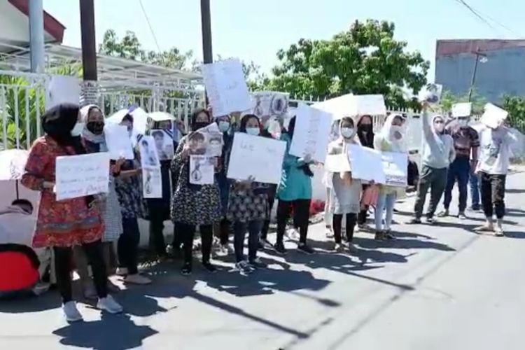 Pengungsi asal Afganistan menggelar aksi unjuk rasa di depan kantor International Organization for Migration (IOM) atau Organisasi Internasional untuk Migrasi  Kupang, Nusa Tenggara Timur (NTT), Rabu (28/4/2021)