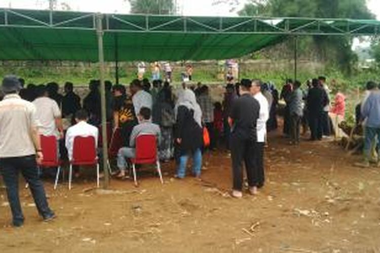 Puluhan keluarga dari alharmarhum mantan Sekda Jabar Wawan Ridwan di pemakaman TPU Cikutra, Sabtu, (21/3/2015) siang.
