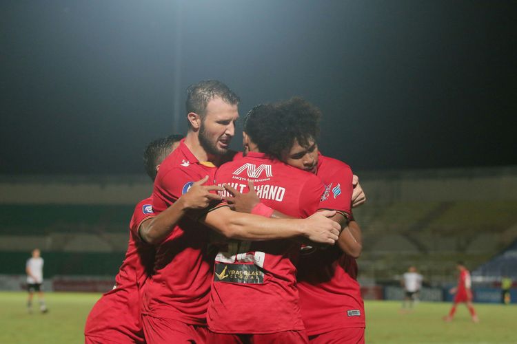 Pemain-pemain Persija merayakan gol Rohit Chand ke gawang persikabo dalam laga Liga 1 kontra Persikabo di Stadion Sultan Agung, Bantul, 3 Desember 2021. 