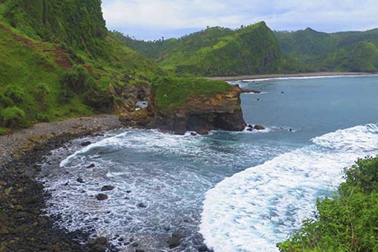 Pantai Karangbata yang berbatu di kawasan Pantai Menganti, Kebumen.