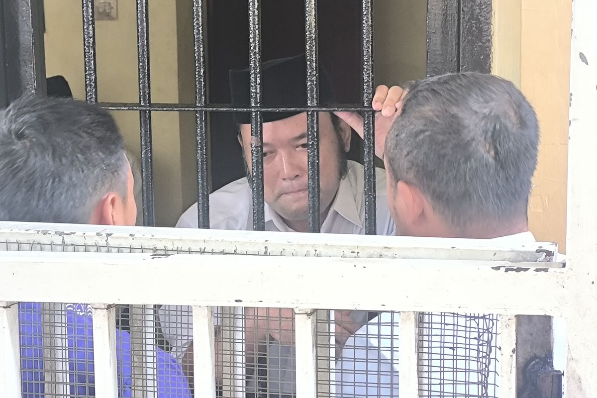 Terpidana Zainal Arifin berada di ruang tahanan Pengadilan Negeri Pamekasan dan ditemui sejumlah keluarganya usai sidang putusan, Kamis (4/12/2025).