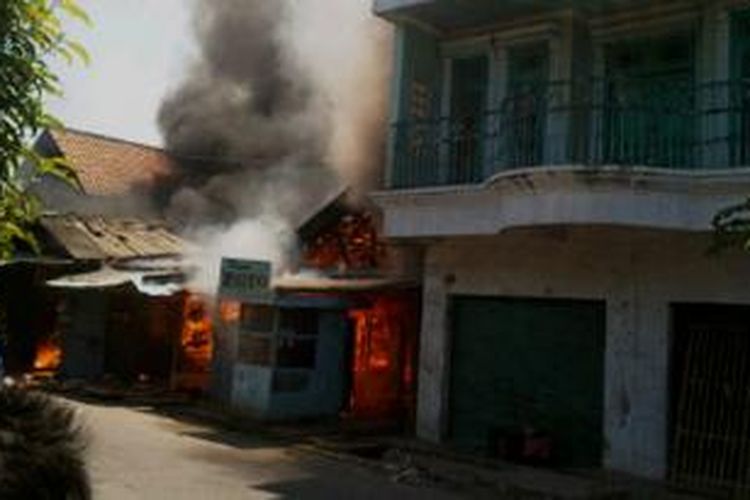 Tiga toko terbakar saat ditinggal pemiliknya berlibur lebaran Idul Fitri. Kebakaran juga merembet ke dua rumah lainnya.