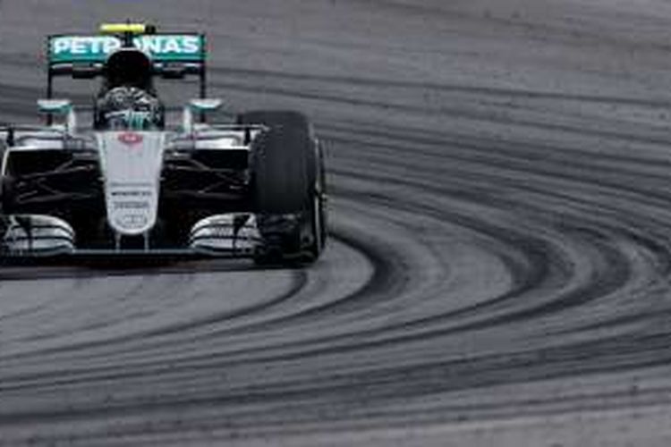 Pebalap Mercedes AMG Petronas F1 Team asal Jerman, Nico Rosberg, memacu mobilnya pada sesi latihan bebas kedua GP Brasil di Autodromo Jose Carlos Pace, Sabtu (12/11/2016).