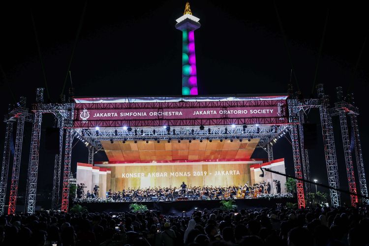 Grup orkestra memainkan musik klasik dalam konser akbar bertajuk Jakarta Bersorak di Monas, Jakarta Pusat, Minggu (8/9/2019) malam. Konser ini mementaskan musik klasik karya musisi-musisi dunia. Musik klasik itu dimainkan oleh Jakarta Simfonia Orchestra dan Jakarta Oratorio Society.