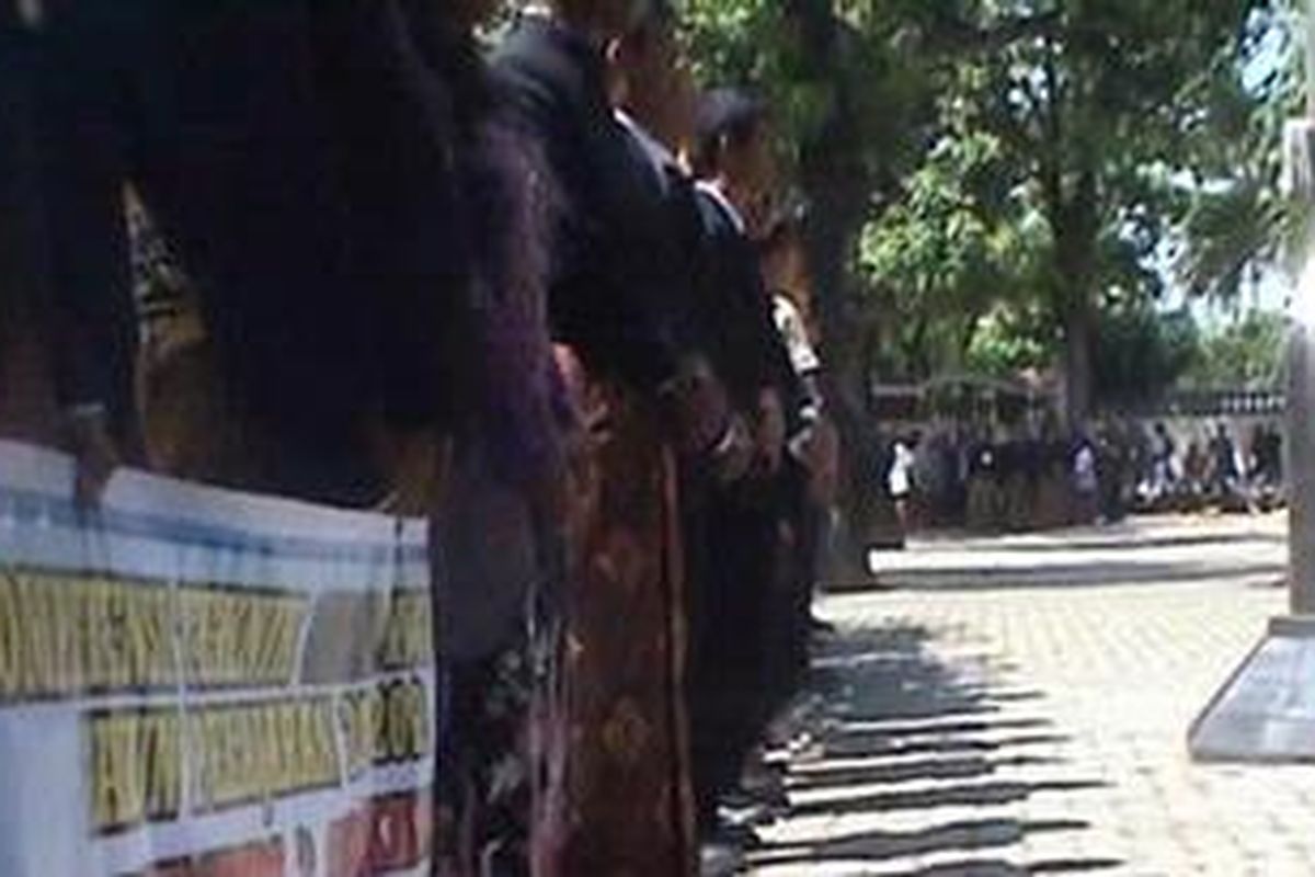 Para siswa di SMK 2 Solo, menggelar acara fashion show di halaman sekolah saat kelulusan.