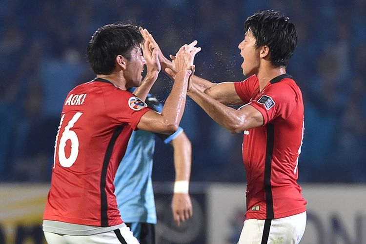 Pemain Urawa Reds, Yuki Muto (kanan), melakukan selebrasi bersama rekan setimnya, Takuya Aoki, setelah mencetak gol ke gawang Kawasaki Frontale dalam pertandingan perempat final Liga Champions Asia di Stadion Todoroki, Kawasaki, 23 Agustus 2017.

