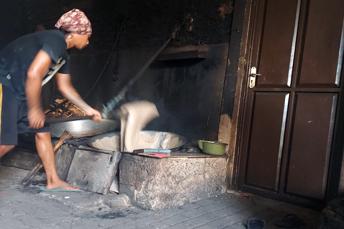Seorang pekerja Dodol Boga Rasa, Tenjo, Bogor Jawa Barat tengah mengaduk adonan dodol
