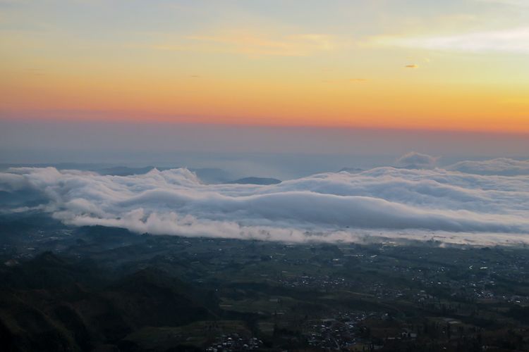 Lautan yang terlihat dari puncak Bukit Sikendil Temanggung. (4/10/2019)