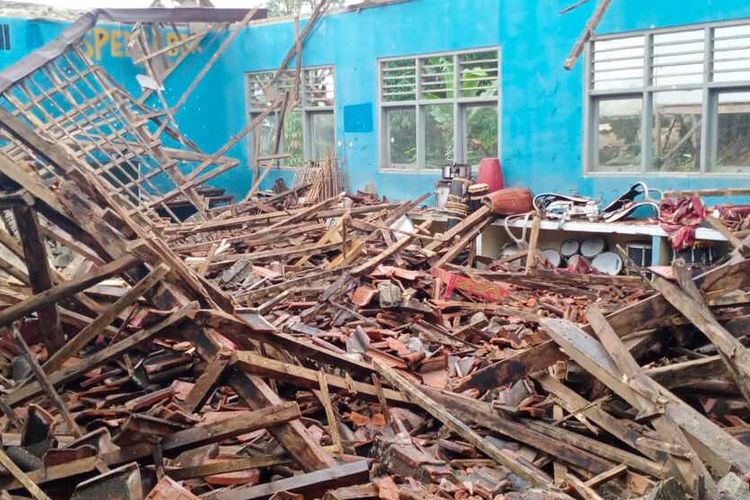 Atap Laboratorium IPA SMPN 1 Cibeber, Kabupaten Lebak ambruk Selasa (23/11/2021).