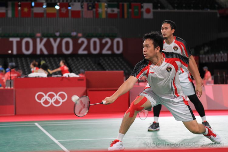 Ganda putra Indonesia Mohammad Ahsan/Hendra Setiawan saat melawan Solgyu Choi-Seungjae Seo (Korea) pada laga grup Olimpiade Tokyo di Musashino Forest Sport Plaza, Tokyo - Jepang, Selasa (27/7/2021).