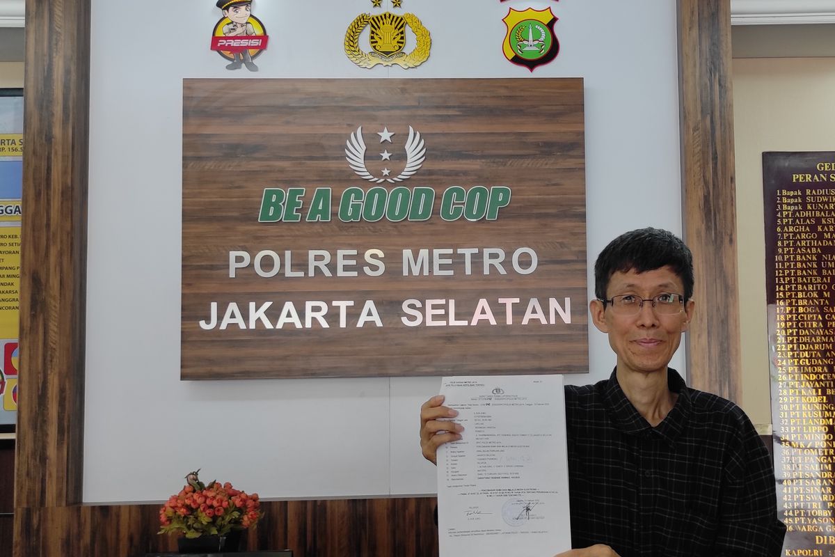 Seorang pemuka agama bernama Jung Il Kuk (62) saat menunjukkan bukti laporan polisi di Polres Metro Jakarta Selatan atas tuduhan pencemaran nama baik, Selasa (29/8/2023). 