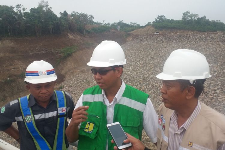 Pejabat Pembuat Komitmen (PPK) Bendungan 2 Sindang Heula Kementerian PUPR Yudi Kurniawan (tengah) dan konsultan supervisi Edi Prasetyo (kanan).