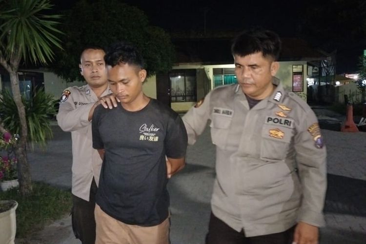 Polisi saat menangkap pria bernama Ikhsanul karena membacok ibunya hanya karena harta 