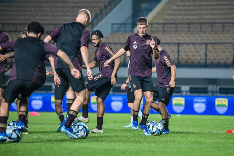 Timnas Jerman U17 tengah menjalani sesi latihan di Stadion Gelora Bandung Lautan Api (GBLA) pada Selasa (7/11/2023) petang jelang kick off Piala Dunia U17 Indonesia akhir pekan nanti. 