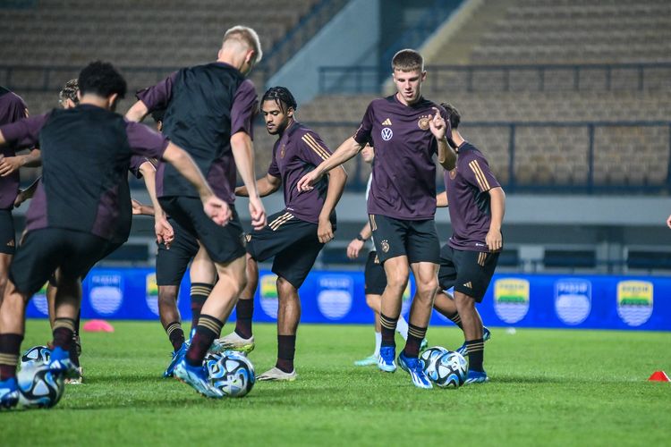 Timnas Jerman U17 tengah menjalani sesi latihan di Stadion Gelora Bandung Lautan Api (GBLA) pada Selasa (7/11/2023) petang jelang kick off Piala Dunia U17 Indonesia akhir pekan nanti. Artikel ini berisi jadwal Piala Dunia U17 2023.